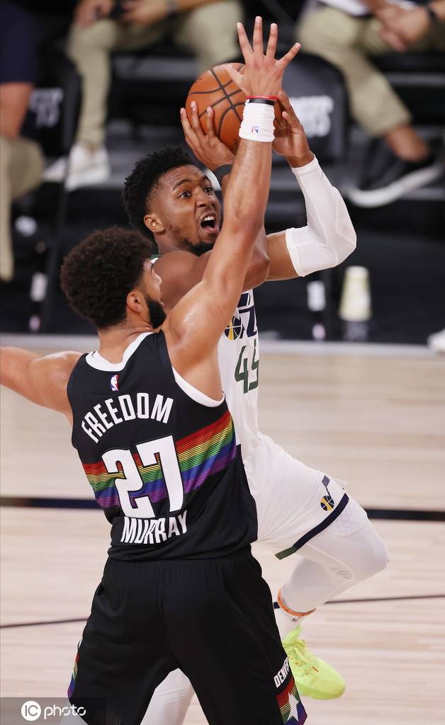 掘金爆冷日本男篮，萨姆·米切尔制霸全场