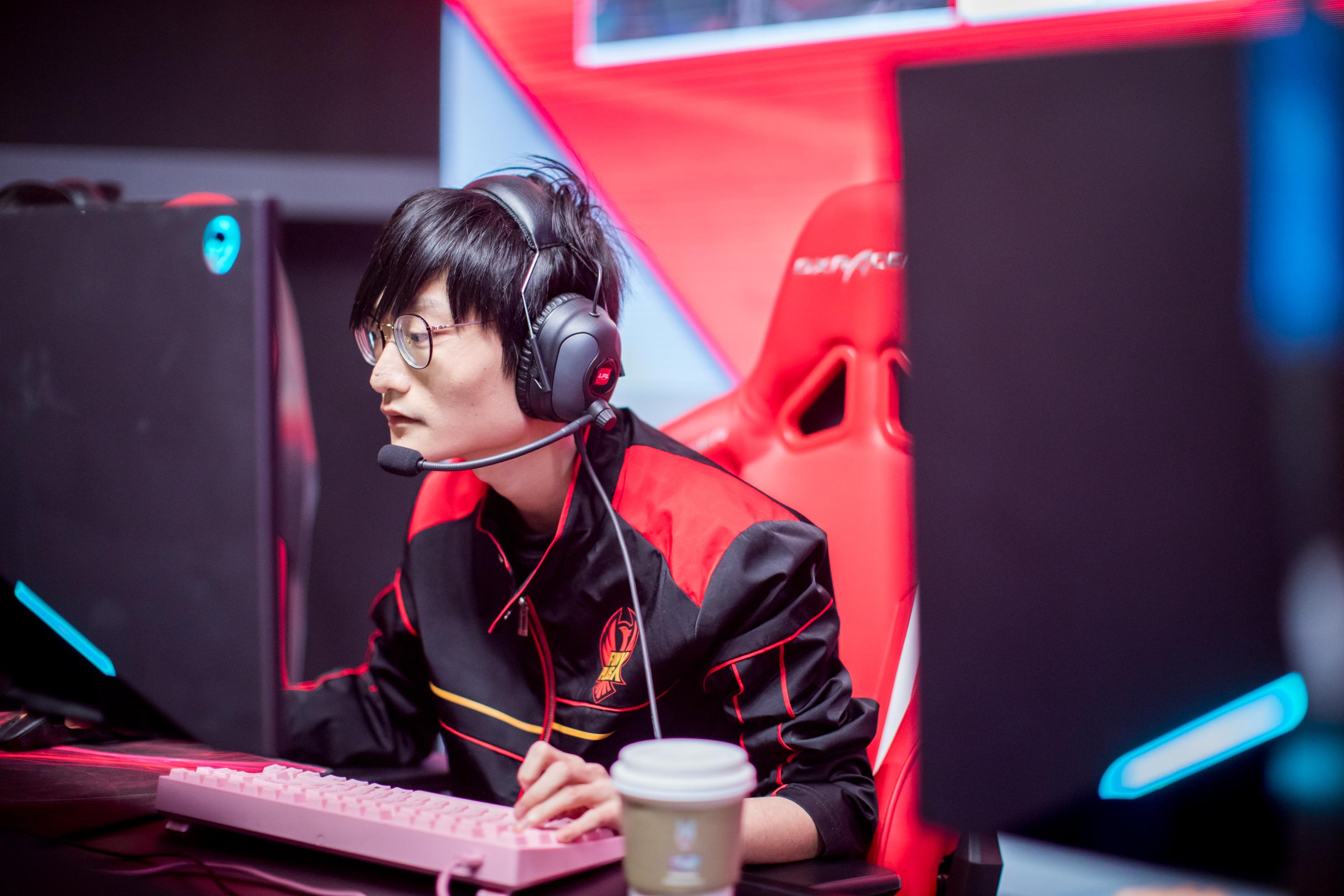 关于FLY爆冷EG，Knight2高光表现的信息