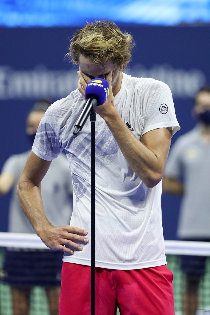 包含英国网球队爆冷美国网球队，兹维列夫绝境逆转的词条