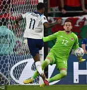 关于拉什福德两球梅开花，曼联客场战胜里昂的信息