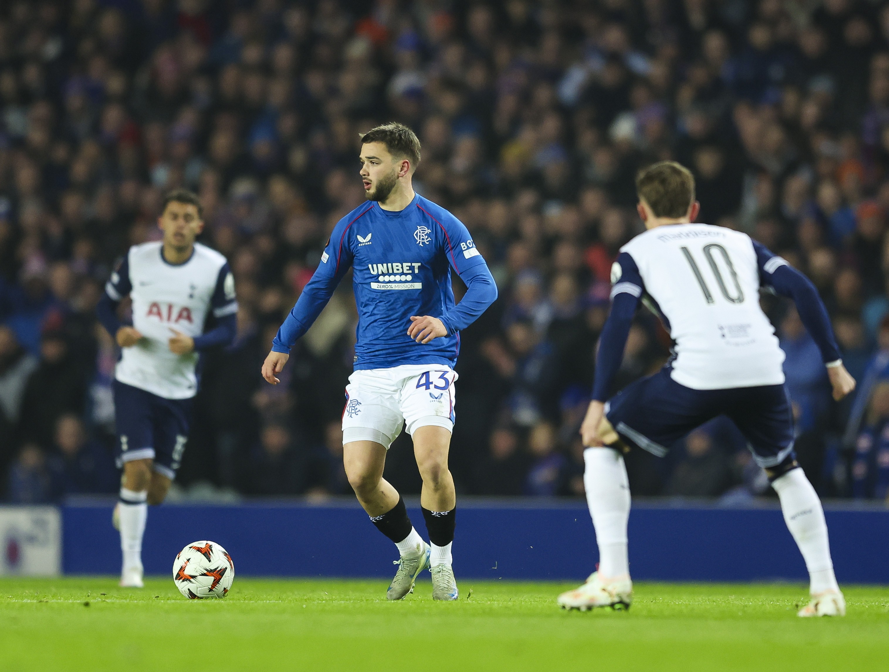 热刺球员受伤下场，球队战力受损的简单介绍