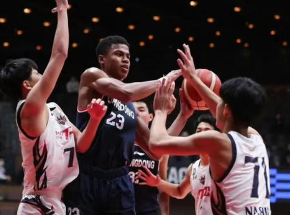 非洲篮球新星引领球队取得连胜的简单介绍