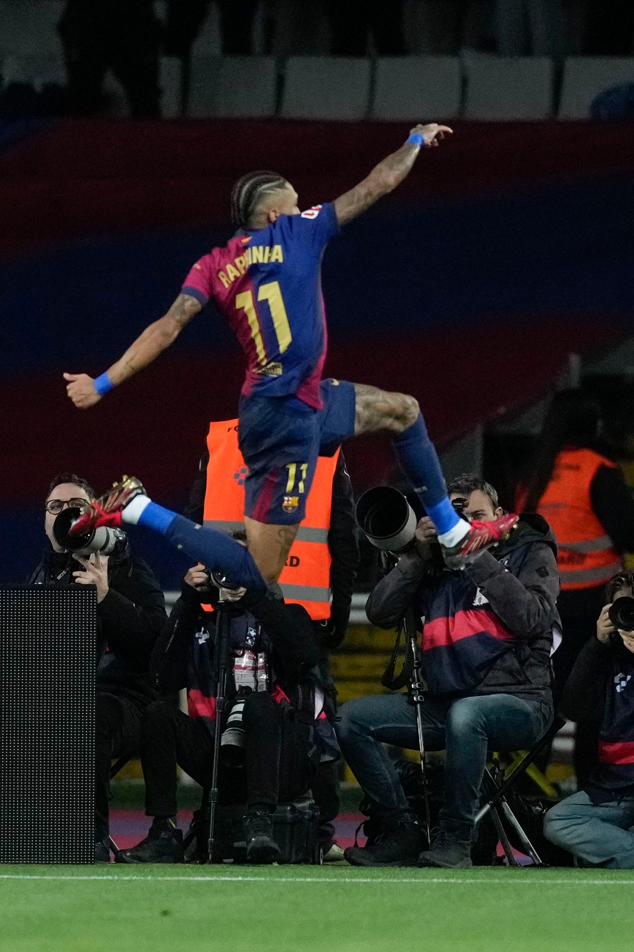 关于足球赛场战术变幻莫测，球队实力对决无比激烈的信息