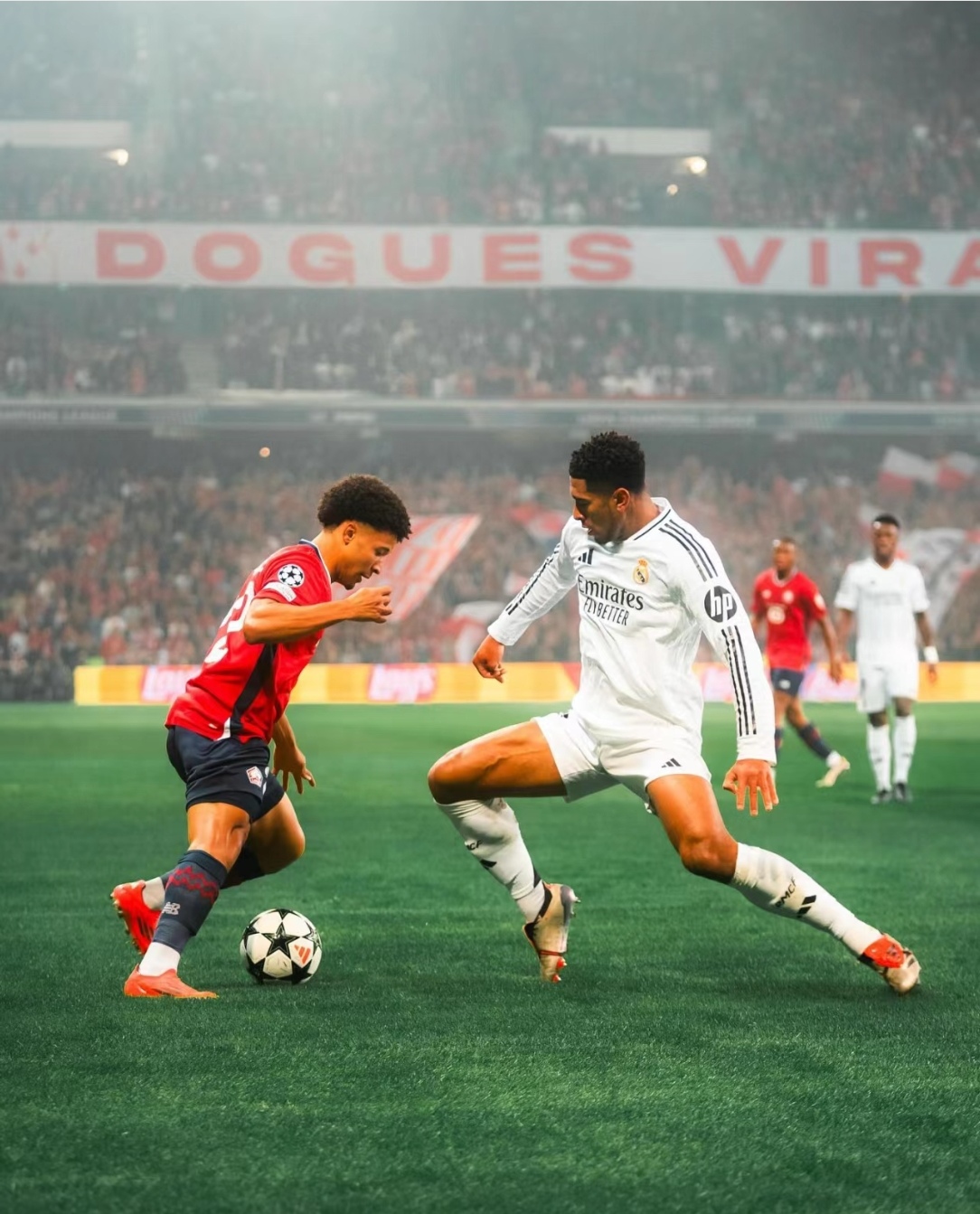 关于足球赛场战术变幻莫测，球队实力对决无比激烈的信息