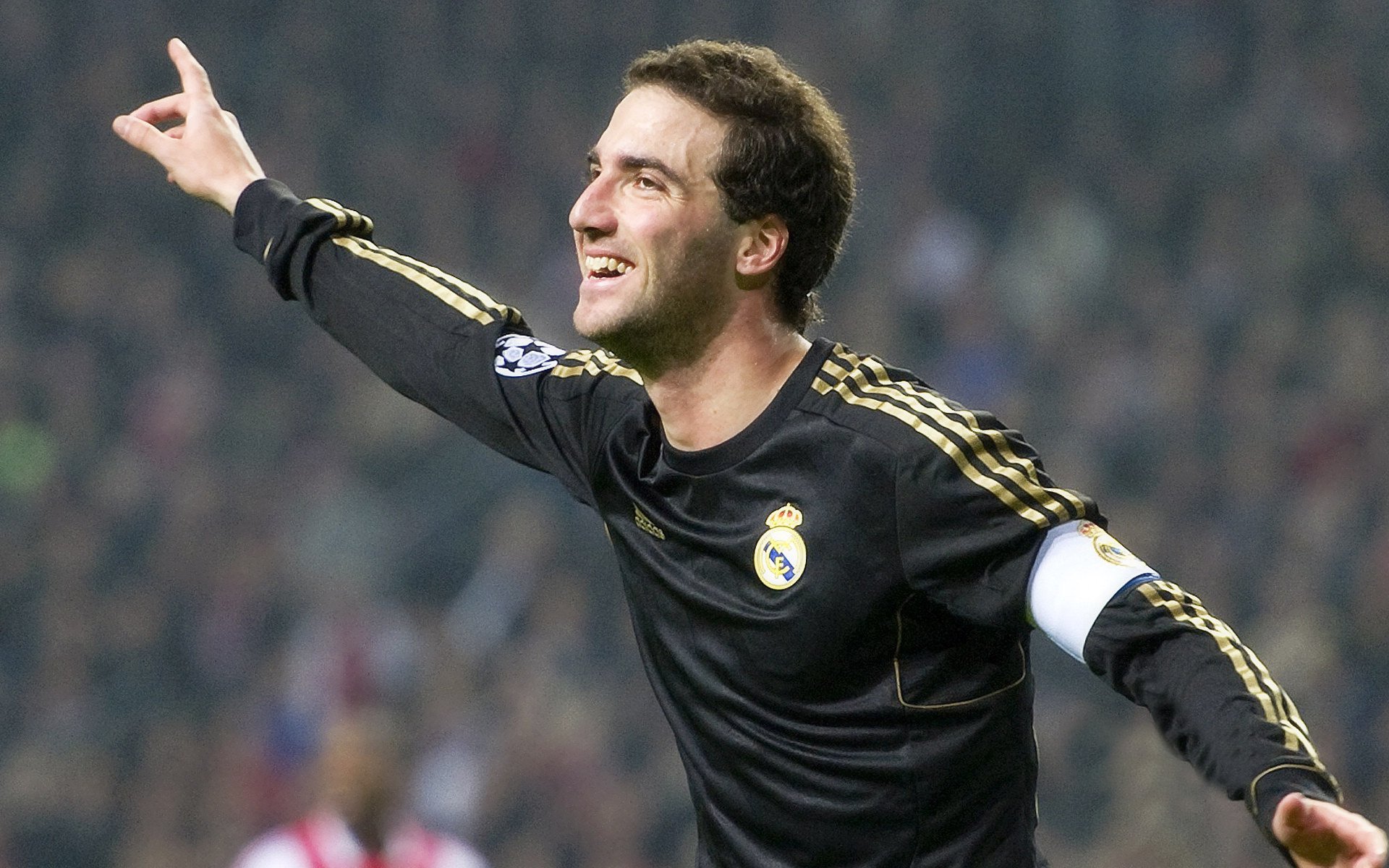 当引擎轰鸣撕裂金州—F1街道赛焦点战，活塞踏平勇士